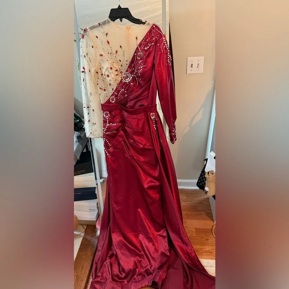 Elegant Evening Gown - Picture 4 of 11